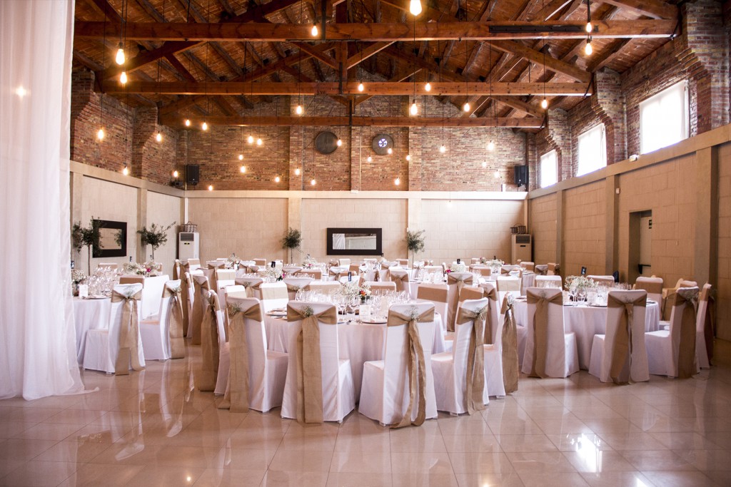 Sala principal del Molí del Duc amb decoració rural